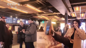 当日，朱莉身穿深V黑裙与东方明珠合影招手秀笑容，虽然是雾霾天气但丝毫没有影响到朱莉的好心情。